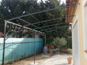 fer forgé et ferronnerie au pradet. Pergola en acier. fabrication artisanale au pradet dans le var. 83