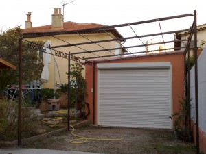 pergola provençale en acier, fabriquée par un ferronnier dans votre ville, Le Pradet. Ferronnerie, fer forgé, dans le var, proche carqueiranne, la farlède, la garde, la valette, oullioules. FAUFER, La référence dans votre département. VAR