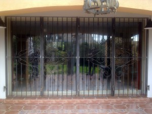 Grille de fenêtre en fer forgé. Grilles décoratives en fer forgé. Sécurisez votre maison. Ferronnier le pradet, hyères, la seyne sur mer, toulon, la garde, la valette, la farlède, oullioules.