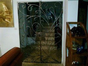 porte d'intérieur en fer forgé. Fer forgé de décoration. Faufer, ferronnier dans le var. Hyères, le pradet, la valette, la garde, TOULON, la seyne